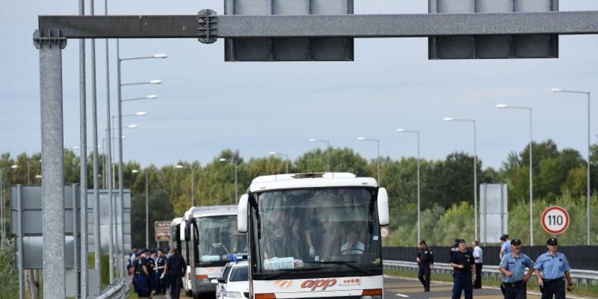 Gorican – Autobusi s izbjeglicama pristizu na Hrvatsko-Madjarsku granicu gdje ih madjarski granicni policajci preuzimaju te ih deportiraju prema Austriji. Incidenata nema a tijekom dana ocekuje se jos autobusa. Photo: Vjeran Zganec-Rogulja/PIXSELL