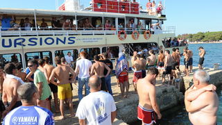 Zadar, 210710.
Mjestani zadarskog predjela Puntamika prosvjedovali su na molu svoje plaze trazeci od vlasnika broda Leut gospodina Toncija Jureska da vise ne iskrcava turiste na njihovom molu jer tako dovodi u opasnost kupace i ostecuje mol. U trenutku ka