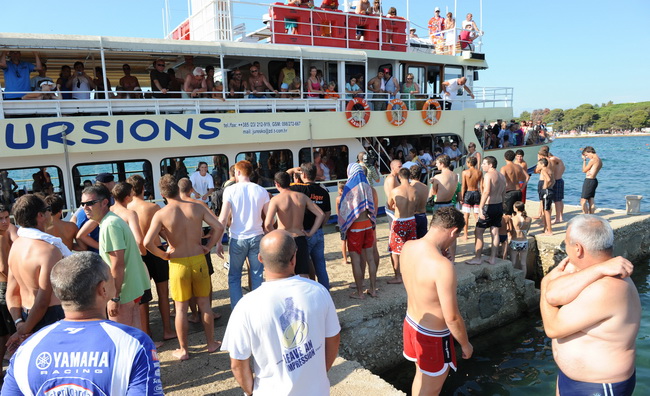 Zadar, 210710.
Mjestani zadarskog predjela Puntamika prosvjedovali su na molu svoje plaze trazeci od vlasnika broda Leut gospodina Toncija Jureska da vise ne iskrcava turiste na njihovom molu jer tako dovodi u opasnost kupace i ostecuje mol. U trenutku ka