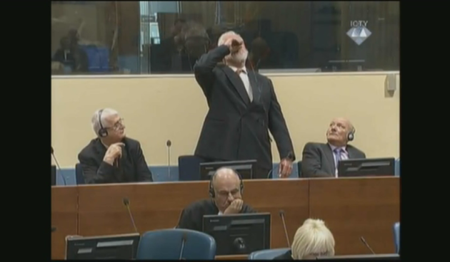 Praljak nakon izricanja presude viknuo da nije ratni zločinac i popio tekućinu za koju tvrdi da je otrov
