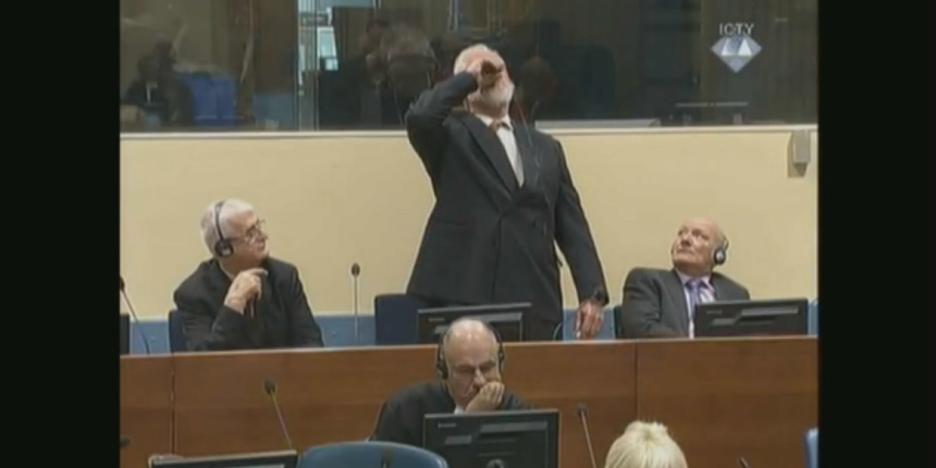 Praljak nakon izricanja presude viknuo da nije ratni zločinac i popio tekućinu za koju tvrdi da je otrov