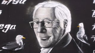 Veliki mural posvećen Oliveru Dragojeviću predstavljen uz bakljadu