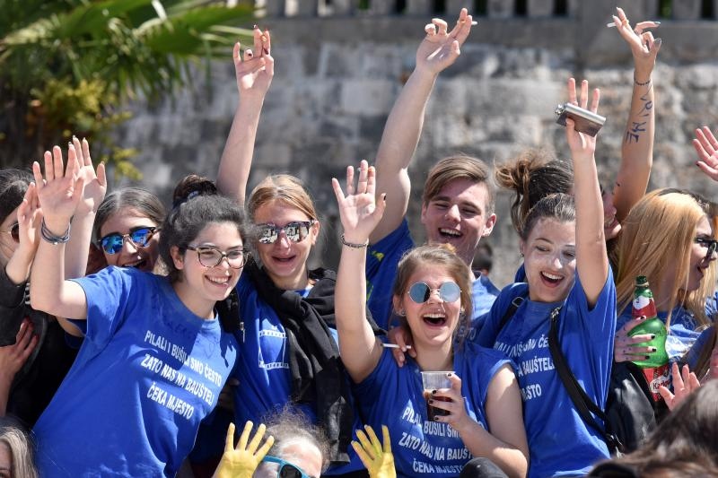 Ludijada zadarskih maturanata uz pjesmu i kupanje na Morskim orguljama. Foto: Dino Stanin/PIXSELL Ludijada zadarskih maturanata uz pjesmu i kupanje na Morskim orguljama. Foto: Dino Stanin/PIXSELL