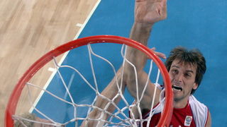 Bydgoszcz, 150909.
Dvorana Sport Arena Luczniczka.
Europsko prvenstvo u kosarci u Poljskoj, drugi krug natjecanja po skupinama 3. kolo grupe E, utakmica izmedju Hrvatske i Njemacke odlucujuca za ulazak u cetvrtfinale.
Na slici: Sandro Nicevic u skoku pod