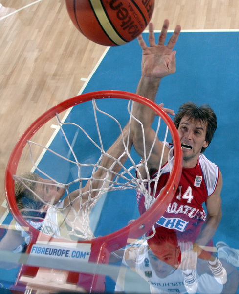 Bydgoszcz, 150909.
Dvorana Sport Arena Luczniczka.
Europsko prvenstvo u kosarci u Poljskoj, drugi krug natjecanja po skupinama 3. kolo grupe E, utakmica izmedju Hrvatske i Njemacke odlucujuca za ulazak u cetvrtfinale.
Na slici: Sandro Nicevic u skoku pod