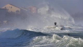 Jaka bura na zadarskom području otežava cestovni i pomorski promet, foto: Dino STanin/PIXSELL Jaka bura na zadarskom području otežava cestovni i pomorski promet, foto: Dino STanin/PIXSELL