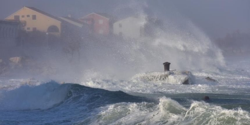 Jaka bura na zadarskom području otežava cestovni i pomorski promet, foto: Dino STanin/PIXSELL Jaka bura na zadarskom području otežava cestovni i pomorski promet, foto: Dino STanin/PIXSELL