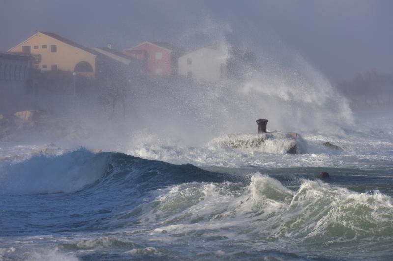 Jaka bura na zadarskom području otežava cestovni i pomorski promet, foto: Dino STanin/PIXSELL Jaka bura na zadarskom području otežava cestovni i pomorski promet, foto: Dino STanin/PIXSELL
