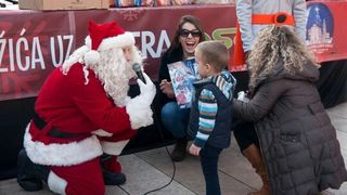 Božićnica na Novom: Radiolino, Djed božićnjak i ekipa Novog radija darivala sugrađane. Foto: Jurica Gašpar