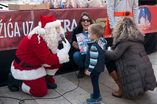Božićnica na Novom: Radiolino, Djed božićnjak i ekipa Novog radija darivala sugrađane. Foto: Jurica Gašpar
