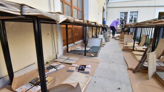 Smočena građa Znanstvene knjižnice Zadar suši se na suncu Smočena građa Znanstvene knjižnice Zadar suši se na suncu