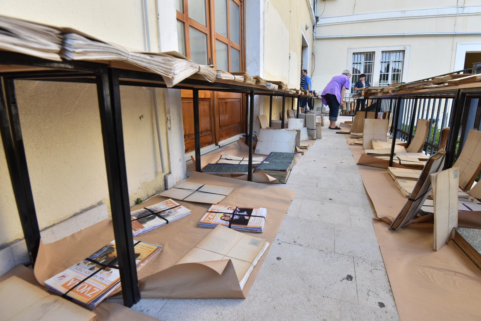 Smočena građa Znanstvene knjižnice Zadar suši se na suncu Smočena građa Znanstvene knjižnice Zadar suši se na suncu