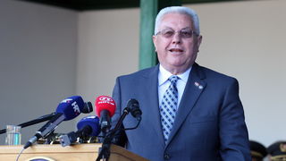 Vukovar, 250610.
U povodu Dana drzavnosti Republike Hrvatske obiljezen  zavrsetak skolovanja polaznika vojnih skola za potrebe Oruzanih snaga. Na fotografiji polaznicima vojnih skola obratio se predsjednik sabora Luka Bebic.
Foto: Damir Glibusic / CROPIX