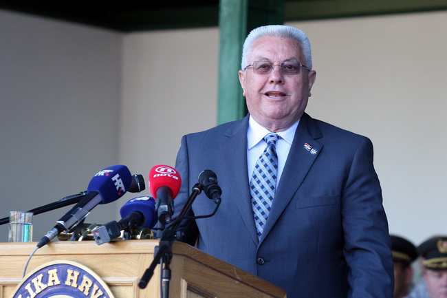 Vukovar, 250610.
U povodu Dana drzavnosti Republike Hrvatske obiljezen  zavrsetak skolovanja polaznika vojnih skola za potrebe Oruzanih snaga. Na fotografiji polaznicima vojnih skola obratio se predsjednik sabora Luka Bebic.
Foto: Damir Glibusic / CROPIX