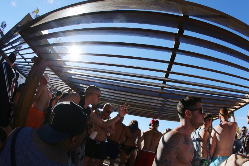 Otok Pag – Hideout festival privukao je mnogobrojnu publiku na popularnu plazu Zrce gdje se na after beach partiju u klubu Papaya plesalo cijelo poslijepodne. Photo: Filip Brala/PIXSELL