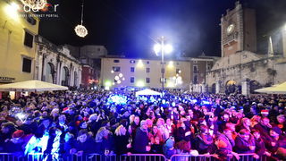 Tisuće Zadrana uživalo na krcatom Narodnom trgu i Tgu Petra Zoranića uz Tomislava Bralića i klapu Intrade Tisuće Zadrana uživalo na krcatom Narodnom trgu i Tgu Petra Zoranića uz Tomislava Bralića i klapu Intrade