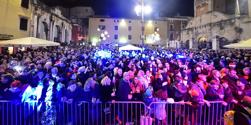 Tisuće Zadrana uživalo  na krcatom Narodnom trgu i Tgu Petra Zoranića uz Tomislava Bralića i klapu Intrade