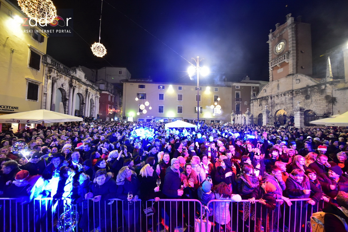 Tisuće Zadrana uživalo na krcatom Narodnom trgu i Tgu Petra Zoranića uz Tomislava Bralića i klapu Intrade Tisuće Zadrana uživalo na krcatom Narodnom trgu i Tgu Petra Zoranića uz Tomislava Bralića i klapu Intrade