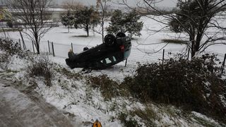 Vozač ozlijeđen prilikom slijetanja s ceste i prevrtanja na krov