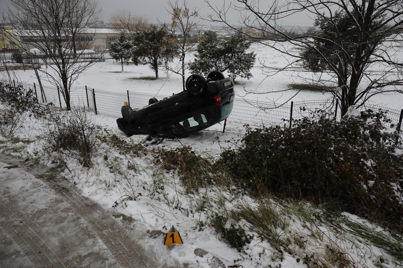 Vozač ozlijeđen prilikom slijetanja s ceste i prevrtanja na krov