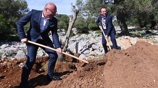 Grlić Radman i veleposlanik Ukrajine posadili maslinu u Perivoju mira