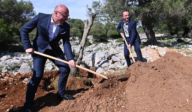 Grlić Radman i veleposlanik Ukrajine posadili maslinu u Perivoju mira