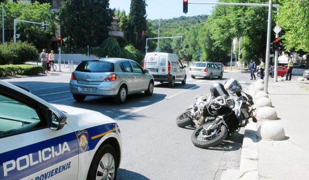 Dino Radja nakon pada s motora prebacen u bolnicu. Radja je svojim motociklom vozio od marjanskog tunela prema Poljudu ulicom Sedam Kastela te je na krizanju s ulicom A.G. Matosa naletio na automobil koji mu je preprijecio put. Photo: Ivana Ivanovic/PIXSE