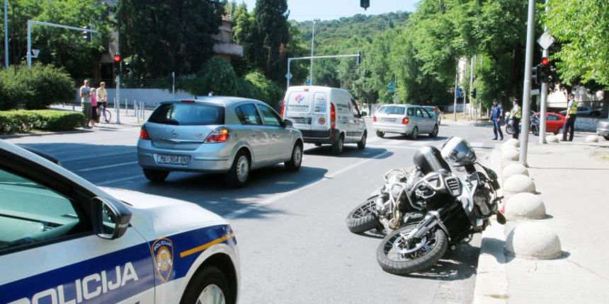 Dino Radja nakon pada s motora prebacen u bolnicu. Radja je svojim motociklom vozio od marjanskog tunela prema Poljudu ulicom Sedam Kastela te je na krizanju s ulicom A.G. Matosa naletio na automobil koji mu je preprijecio put. Photo: Ivana Ivanovic/PIXSE Dino Radja nakon pada s motora prebacen u bolnicu. Radja je svojim motociklom vozio od marjanskog tunela prema Poljudu ulicom Sedam Kastela te je na krizanju s ulicom A.G. Matosa naletio na automobil koji mu je preprijecio put. Photo: Ivana Ivanovic/PIXSE