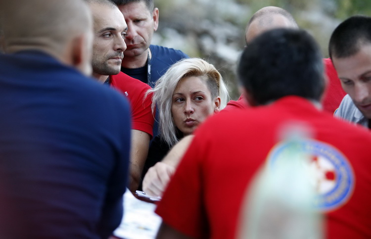 Gracac, 170711.
Speleologu koji je s kolegom u nedjelju istrazivao jamu Kita Gacesina kod Gracaca je pozlilo te je pao u, kako se doznaje, dijabeticku komu koja ga je uhvatila u snu. Ostao je lezati na 362 metra dubine. Rijec je o muskarcu (37) iz Samobor Gracac, 170711.
Speleologu koji je s kolegom u nedjelju istrazivao jamu Kita Gacesina kod Gracaca je pozlilo te je pao u, kako se doznaje, dijabeticku komu koja ga je uhvatila u snu. Ostao je lezati na 362 metra dubine. Rijec je o muskarcu (37) iz Samobor