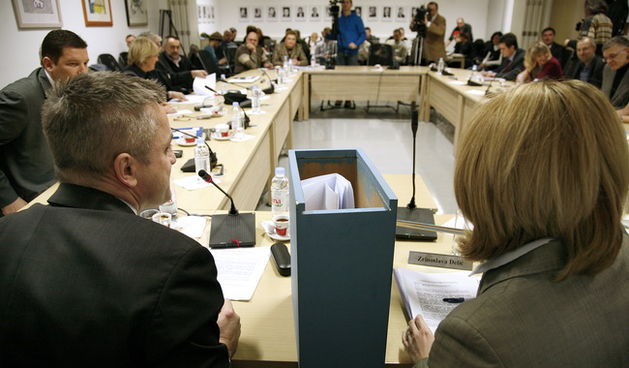 Zagreb, 100210.
Programsko Vijece Hrt-a. 
Clanovi programskog vijeca Hrt-a birali su novog ravnatelja Hrt-a, ali kako niti jedan kandidat nije dobio potreban broj glasova, natjecaj za izbor ravnatelja se ponavlja.
N a slici: Zvonko Milas i Zrinoslava Deli