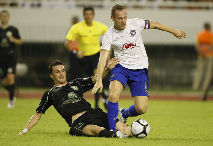 Split, 190810.
Gradski stadion Puljud.
Uzvratna utakmica cetvrtog pretkola Europske lige izmedju Hajduka i Uniree.
Na fotografiji: Bilasco Marius Ioan i Srdjan Andric. 
Foto: Ante Cizmic / CROPIX