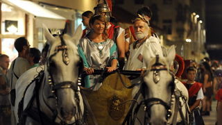 Split, 200812.
Tradicionalni “Dani Dioklecijana” koji se u Splitu uprilicuju zadnjih godina dozivljavaju svoju ekspanziju svake godine pa se tako i na vecerasnjoj manifestaciji zatvaranja natiskao prepun Peristil gdje se car Dioklecijan oprostio od svojih Split, 200812.
Tradicionalni “Dani Dioklecijana” koji se u Splitu uprilicuju zadnjih godina dozivljavaju svoju ekspanziju svake godine pa se tako i na vecerasnjoj manifestaciji zatvaranja natiskao prepun Peristil gdje se car Dioklecijan oprostio od svojih