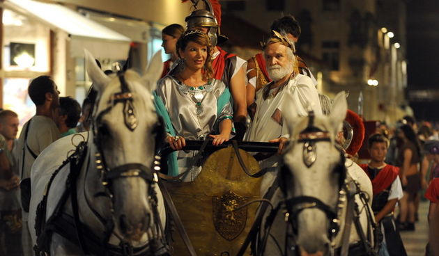 Split, 200812.
Tradicionalni “Dani Dioklecijana” koji se u Splitu uprilicuju zadnjih godina dozivljavaju svoju ekspanziju svake godine pa se tako i na vecerasnjoj manifestaciji zatvaranja natiskao prepun Peristil gdje se car Dioklecijan oprostio od svojih