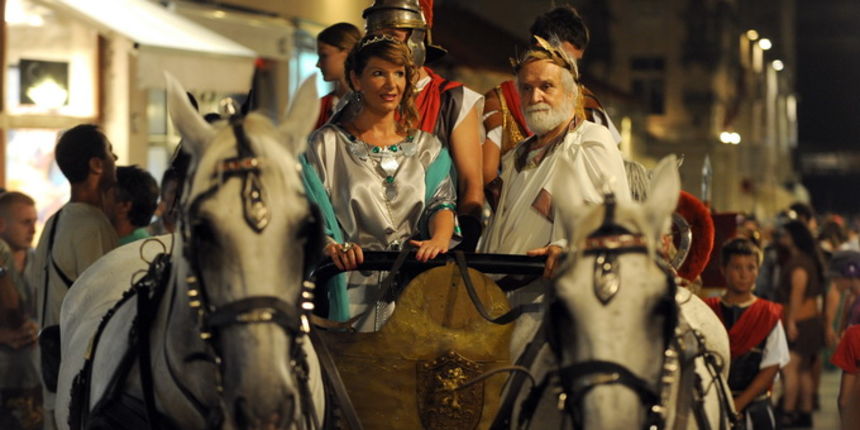 Split, 200812.
Tradicionalni “Dani Dioklecijana” koji se u Splitu uprilicuju zadnjih godina dozivljavaju svoju ekspanziju svake godine pa se tako i na vecerasnjoj manifestaciji zatvaranja natiskao prepun Peristil gdje se car Dioklecijan oprostio od svojih Split, 200812.
Tradicionalni “Dani Dioklecijana” koji se u Splitu uprilicuju zadnjih godina dozivljavaju svoju ekspanziju svake godine pa se tako i na vecerasnjoj manifestaciji zatvaranja natiskao prepun Peristil gdje se car Dioklecijan oprostio od svojih