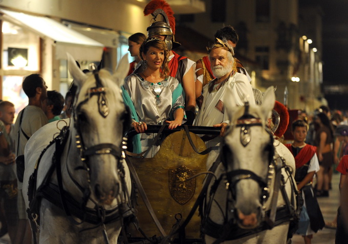 Split, 200812.
Tradicionalni “Dani Dioklecijana” koji se u Splitu uprilicuju zadnjih godina dozivljavaju svoju ekspanziju svake godine pa se tako i na vecerasnjoj manifestaciji zatvaranja natiskao prepun Peristil gdje se car Dioklecijan oprostio od svojih Split, 200812.
Tradicionalni “Dani Dioklecijana” koji se u Splitu uprilicuju zadnjih godina dozivljavaju svoju ekspanziju svake godine pa se tako i na vecerasnjoj manifestaciji zatvaranja natiskao prepun Peristil gdje se car Dioklecijan oprostio od svojih