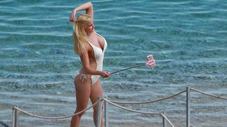 Ljepotica u kupaćem kostimu uživala u fotografiranju u plićaku plaže Zlatni rat