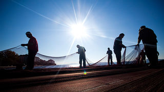 Ribar krpa mrižu svoju (foto:Saša Čuka) Ribar krpa mrižu svoju (foto:Saša Čuka)