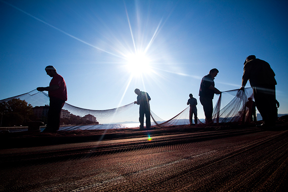 Ribar krpa mrižu svoju (foto:Saša Čuka) Ribar krpa mrižu svoju (foto:Saša Čuka)
