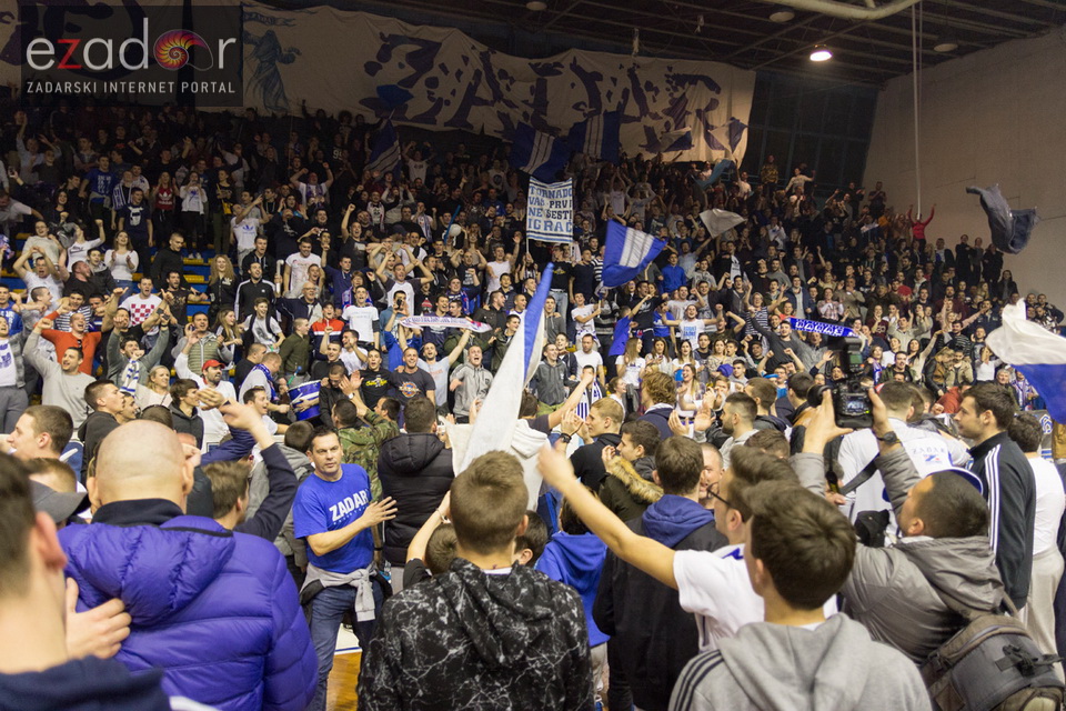 Humanitarno gledanje utakmice Zadar-Cibona (85-84) u Jazinama Humanitarno gledanje utakmice Zadar-Cibona (85-84) u Jazinama