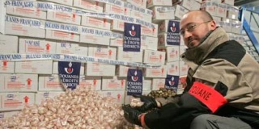 Zapljena lažnih čokoladnih bombona (Foto: AP) Zapljena lažnih čokoladnih bombona (Foto: AP)