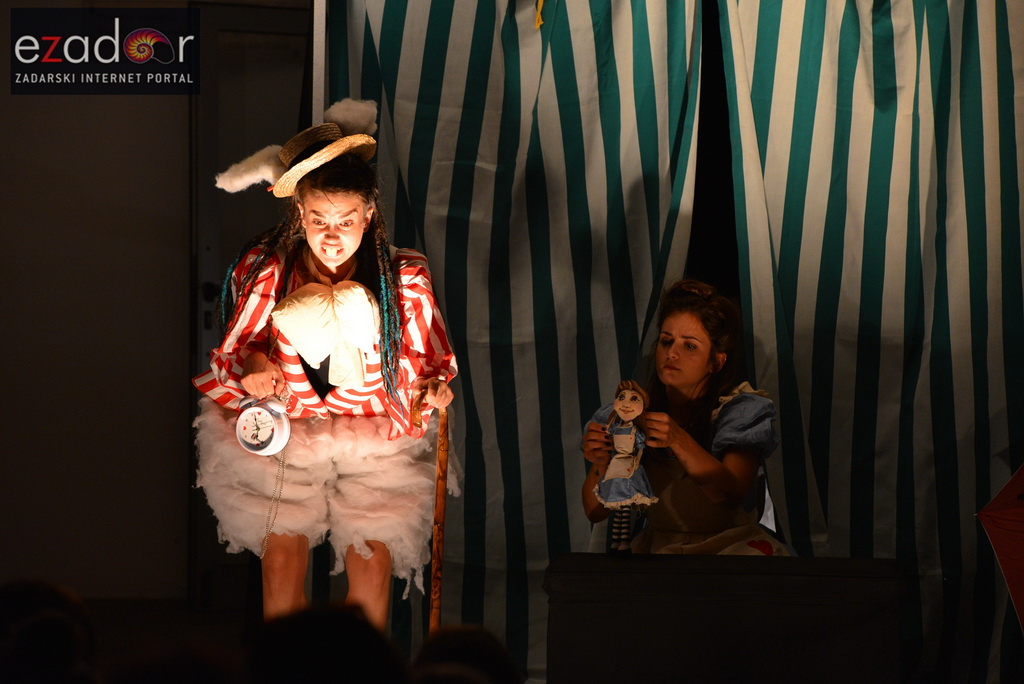 Stanarska fešta 2017: Predstava “U zemlji čudesa” Teatra Dragon Stanarska fešta 2017: Predstava “U zemlji čudesa” Teatra Dragon