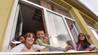 Predsjednica Kolinda Grabar Kitarović položila vijenac i zapalila svijeće za žrtve Škabrnje, Foto: Dino Stanin/PIXSELL