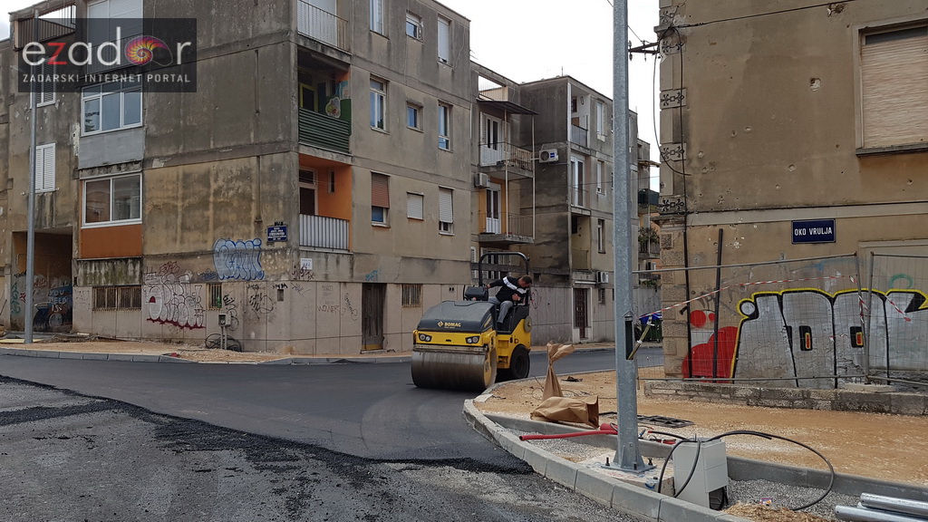 Na rekonstruirano križanje u Vruljici postavlja se završni sloj asfalta Na rekonstruirano križanje u Vruljici postavlja se završni sloj asfalta