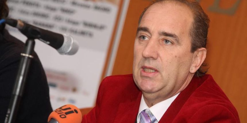 Zadar – Pjevac Mladen Grdovic na konferenciji je najavio veliki koncert na Visnjiku 14.02. kojim ce obiljeziti 35 godina na sceni. Mladen Grdovic s plisanim tovarom koji pjeva njegovu pjesmu. Photo: Dino Stanin/PIXSELL