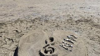 Uz vodstvo kipara mentora na plažama su djeca i odrasli gradili poznate ninske crkvice, glagoljaške natpise i druge figure