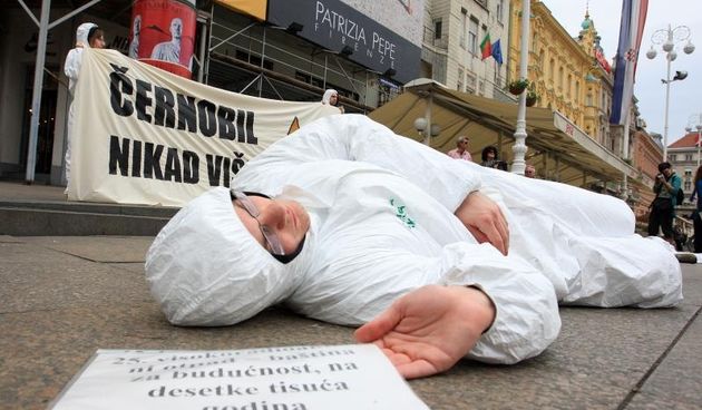 Trg bana Jelacica , Zagreb – Aktivisti Zelene akcije odrzali su performans na Trgu bana Jelacica, “Cernobil,nikad vise” Photo: Boris Scitar/PIXSELL
