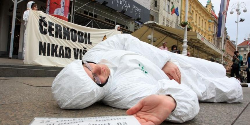 Trg bana Jelacica , Zagreb – Aktivisti Zelene akcije odrzali su performans na Trgu bana Jelacica, “Cernobil,nikad vise” Photo: Boris Scitar/PIXSELL Trg bana Jelacica , Zagreb – Aktivisti Zelene akcije odrzali su performans na Trgu bana Jelacica, “Cernobil,nikad vise” Photo: Boris Scitar/PIXSELL
