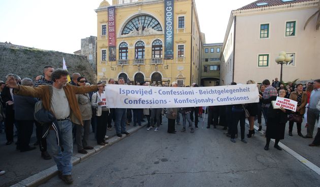 Prosvjed ispred splitskog HNK zbog predstave Olivera Frljića ‘Naše nasilje i vaše nasilje’