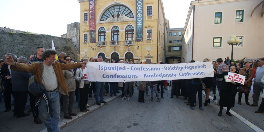 Prosvjed ispred splitskog HNK zbog predstave Olivera Frljića ‘Naše nasilje i vaše nasilje’