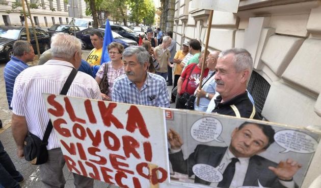 Zagreb – Prosvjed bivsih radnika TZV Gredelj d.o.o. u stecaju pod nazivom “Evo na opet” ispred zgrade USKOK-a. Photo: Marko Lukunic/PIXSELL